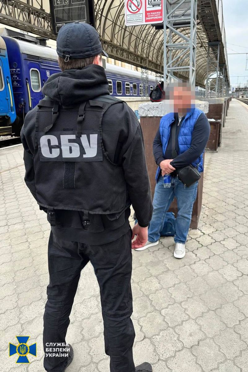 Брали 11 500 доларів США: СБУ блокувала на Харківщині спробу організації ще одного каналу втечі ухилянтів за кордон